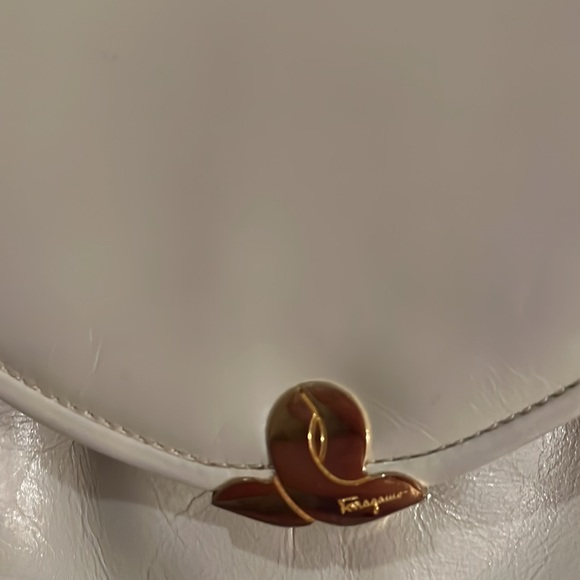 Ivory vintage Ferragamo shoulder bag - Picture 2 of 7